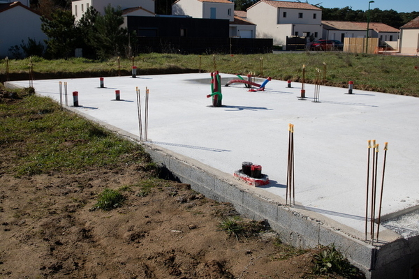 Ein stabiles Fundament ist die Grundlage für jeden weiteren Aufbau wie z. B. ein Einfamilienhaus, eine Garage oder ein Wirtschaftsgebäude. Ohne stabiles Fundament besteht immer das Risiko einer Schieflage oder gar eines Einsturzes.
